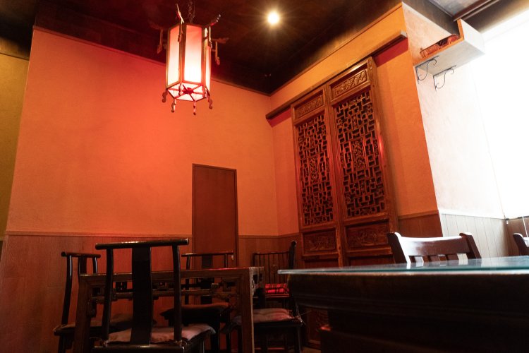 3階はテーブル席が中心。シンプルだが、調度品は古いものが多い。