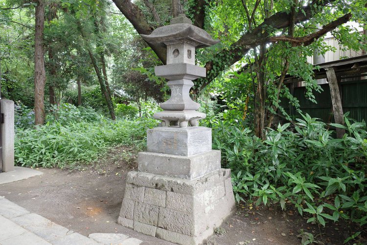 聖天山歓喜院長楽寺の渋沢宗助寄贈の石灯籠