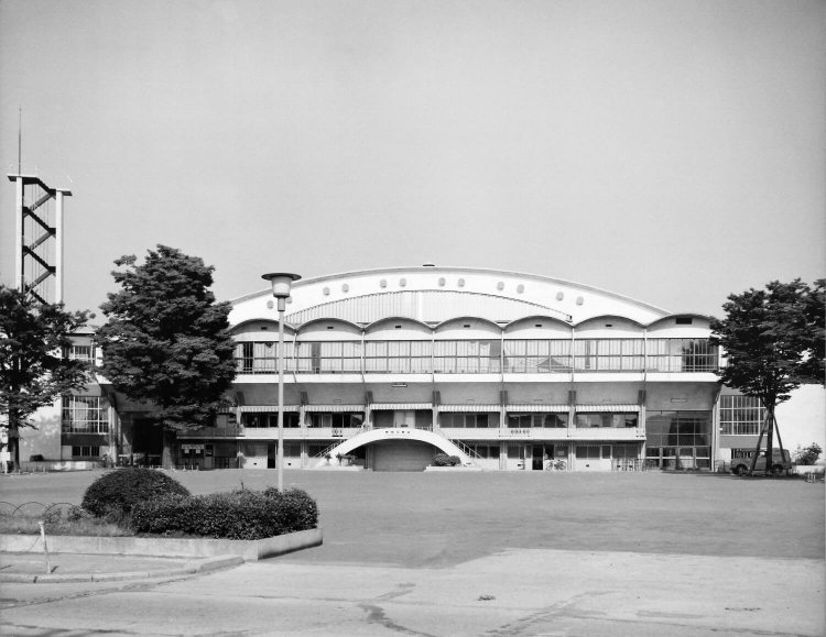千駄ケ谷駅前の高台にかまぼこ型屋根が特徴だった。1964年大会では体操競技、新築の室内水泳場では水球とパラリンピック水泳が。　写真提供：東京都スポーツ文化事業団。
