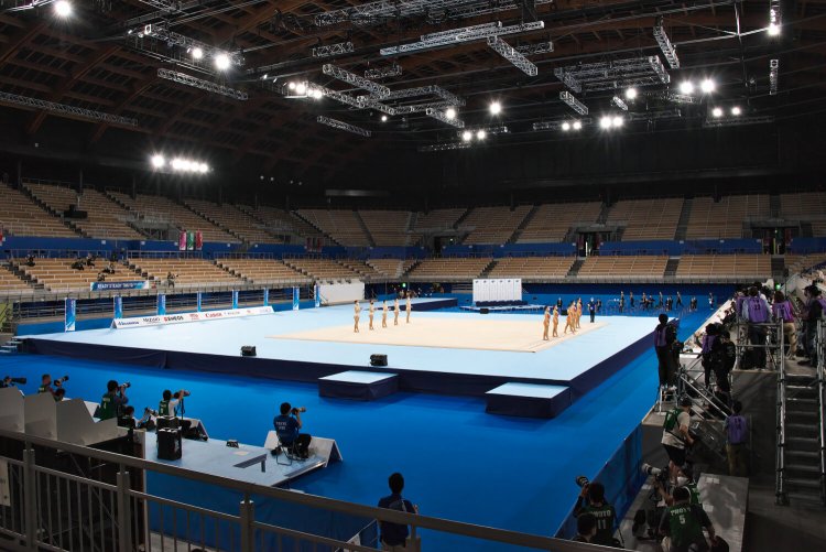 「新体操に大切な高い天井に演技中選手が美しく浮き上がる照明、観客席が低く選手と観客が一体感を得られるよい会場」と秋山さん。ここでは新体操・体操・トランポリン、パラリンピックのボッチャを開催。