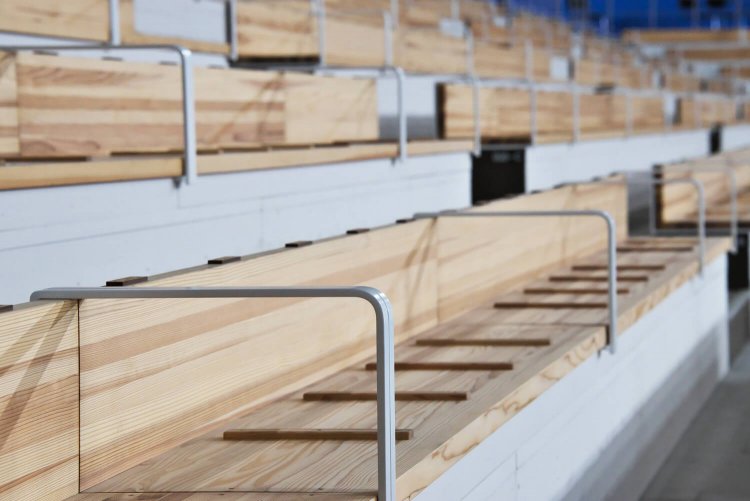 建物は大会後、都の中小企業向け展示会場に。三重県産のスギ集成材で作ったベンチなども再利用。