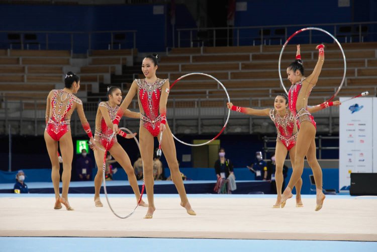 新体操日本ナショナル選抜団体チームのフェアリージャパンPOLA。団体10名・個人3名の精鋭選手団だ。