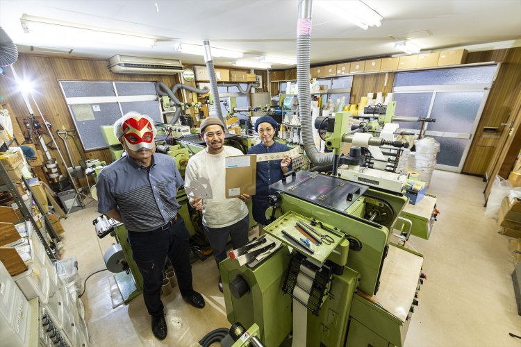 右から千容さん、努さん。ミナノカメンに扮するのは2代目で現社長の武さん。お面手作りキット「ミナノカメン」2860円。