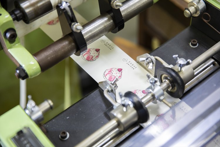 シール専用の凸版平圧印刷機を使用。