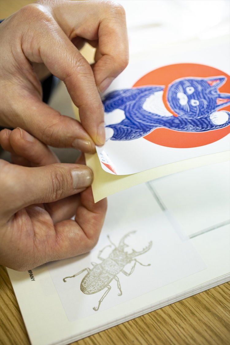 紙の色、材質はさまざま。