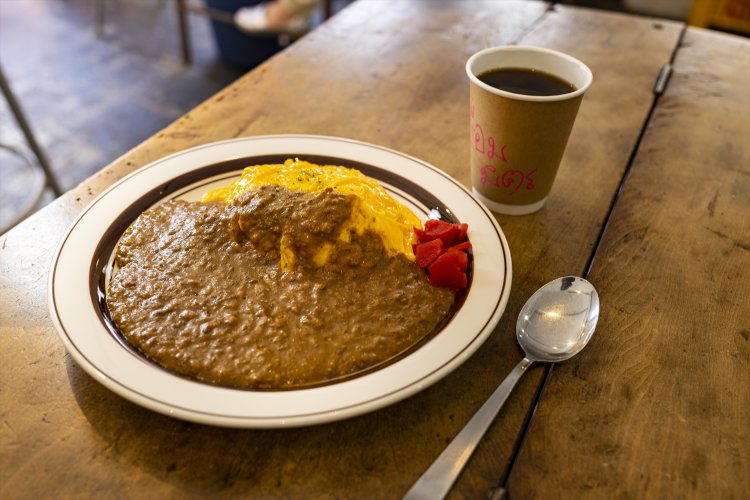 オムカレー 850円、コーヒー 500円～。