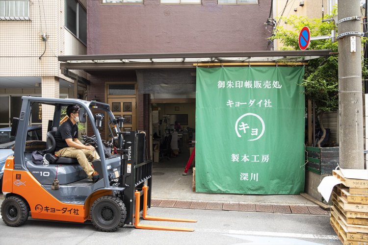 「子供の頃は近所に関連会社がもっとあって、工場の目の前の通りは“印刷屋ストリート”と呼ばれていました」と豊章さん。