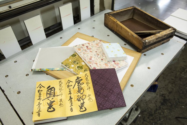 御朱印帳は工場で購入可。1冊1200円～。本文紙は両面使えるハイブリッド仕様。