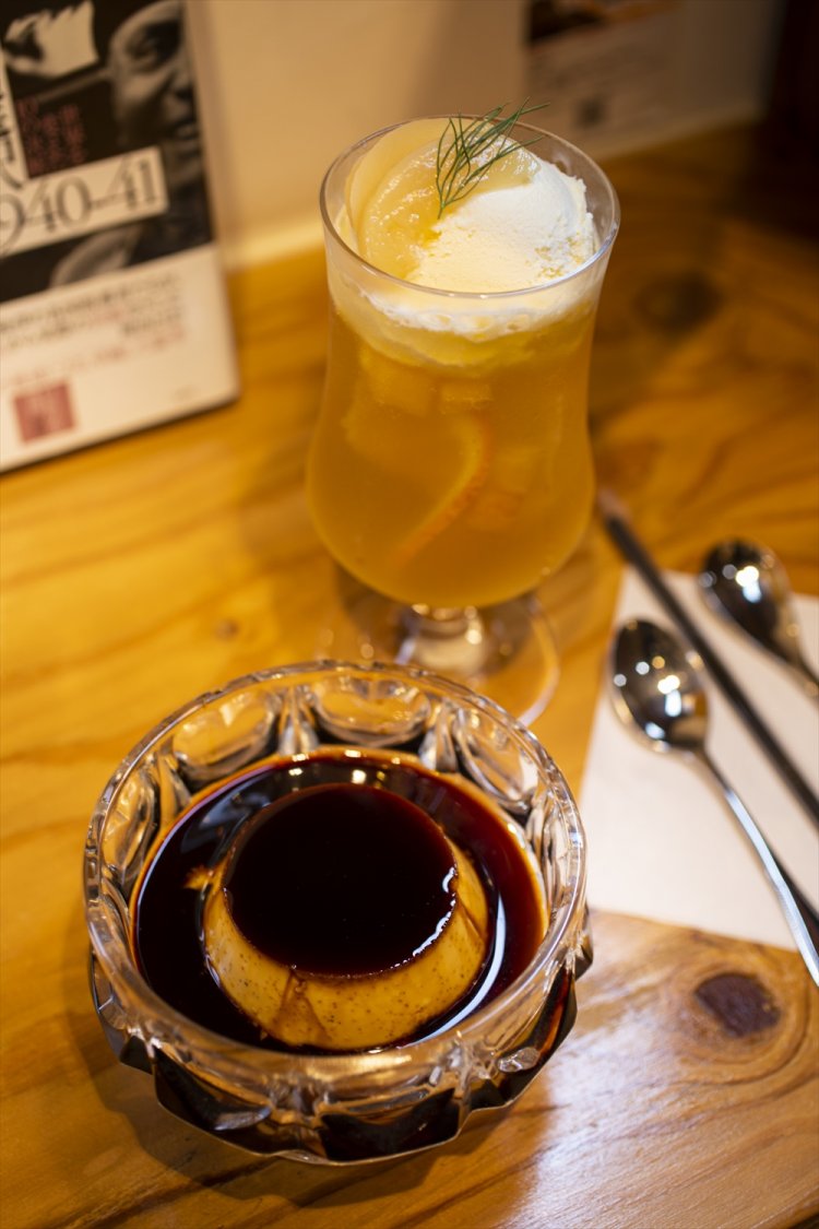 カラメルたっぷりの自家製プリン700円。国産白桃の果肉も味わえるピーチクリームソーダ980円は夏だけの限定メニューだ。