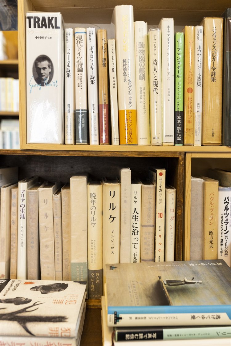 探している本がないか、山口さんに聞いてみるのも一つの手だ。