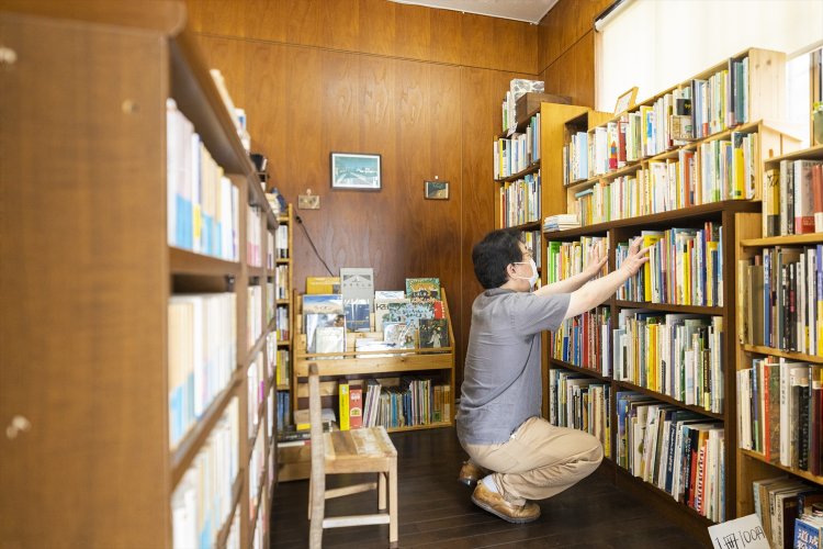 児童書と絵本のコーナーはベビーカーも入れるよう広くスペースが取られている。