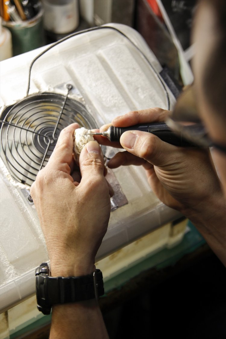 電動のリューターによる粗削り。専用の刀や集塵機は自作だ。