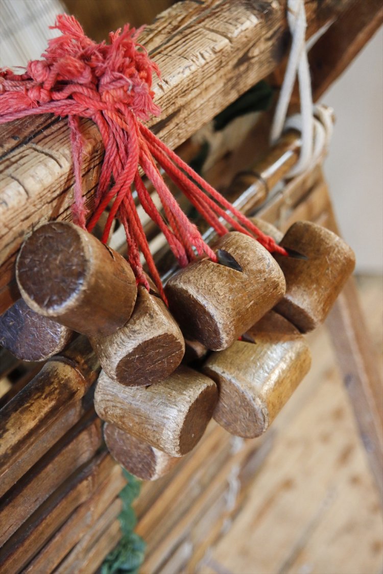 歌舞伎座や国立劇場などの芝居用も作成。木製の投げ玉を交わしながら大ぶりの御簾を作 る。