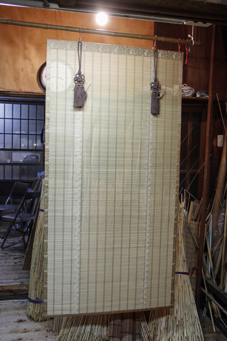 室内用の座敷御簾は西陣織の縁が付いた優雅なもの。戸1枚の半身で3万9600円。