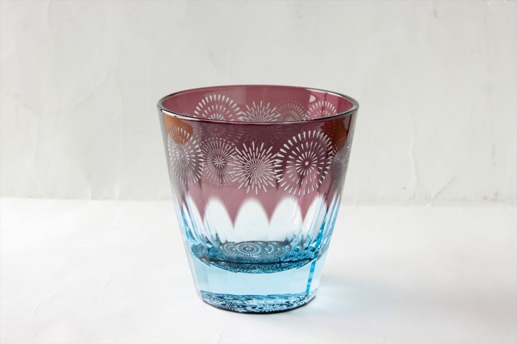 お酒を入れると、底面に彫刻した花火の模様が浮かび上がる「花火」。3万3000円。
