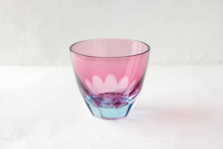 桜が咲き誇る様子を表現した「サクラサク」。お酒を入れると満開になる。1万2100円。