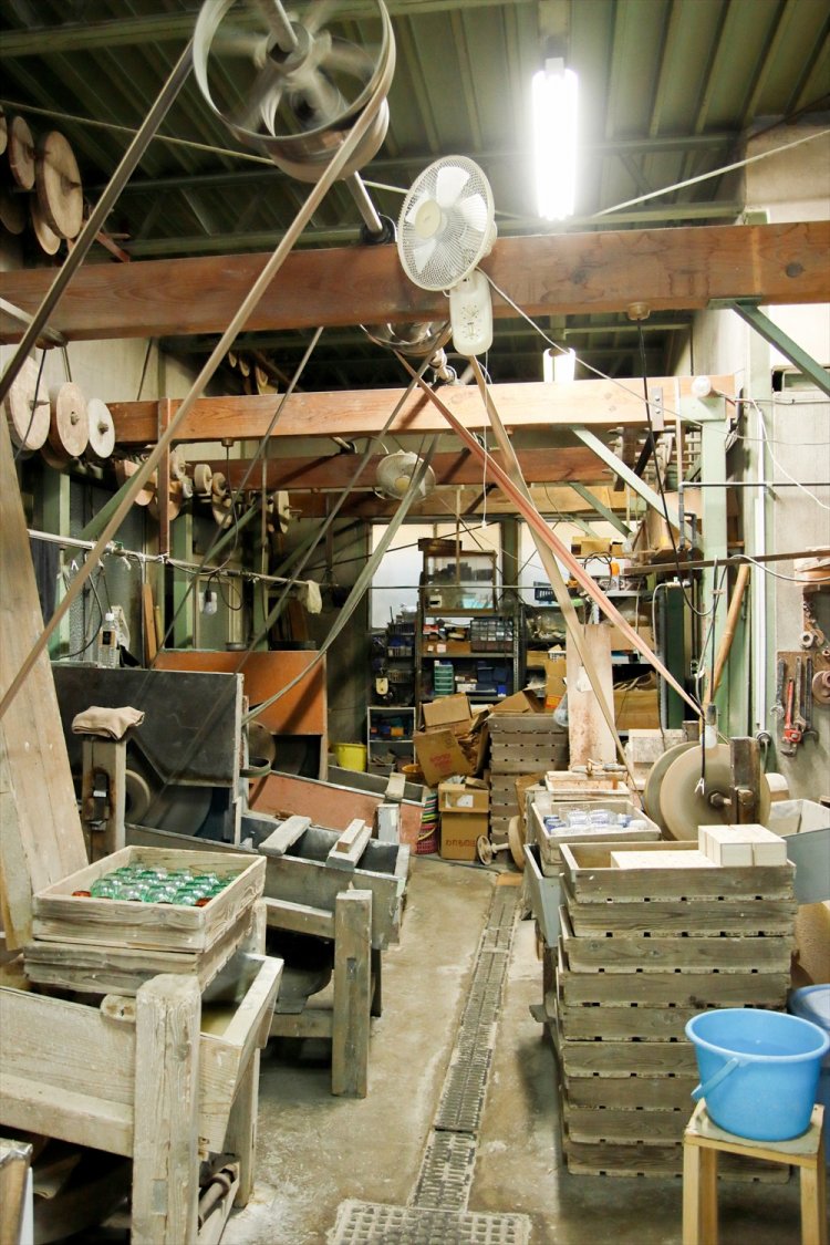 平切子の作業場は昔のまま。1基のモーターで5、6個の砥磨機を回す。