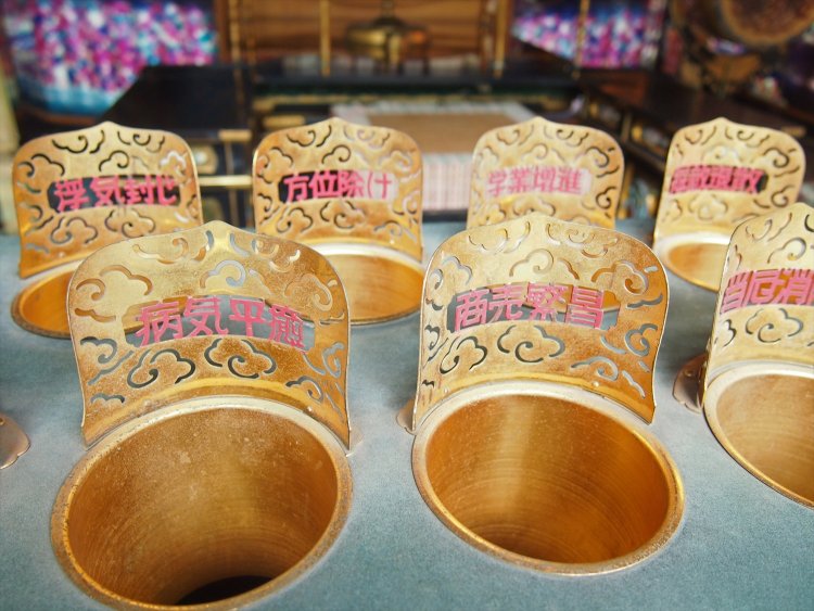 願い事別にお金を入れると、いろいろ光ったり鳴ったり声がするので、賽銭がはかどる。