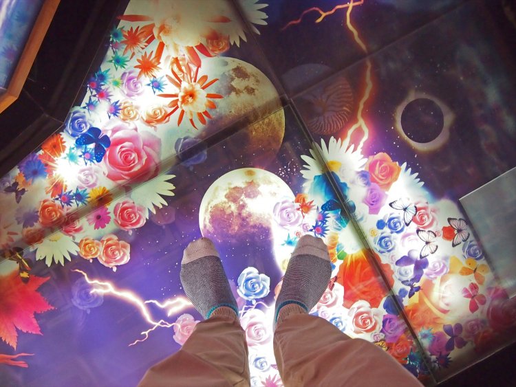 毎月1日と16日に入れる閻魔堂の内部は、死後の世界を表現。床まで光ってスペイシー。