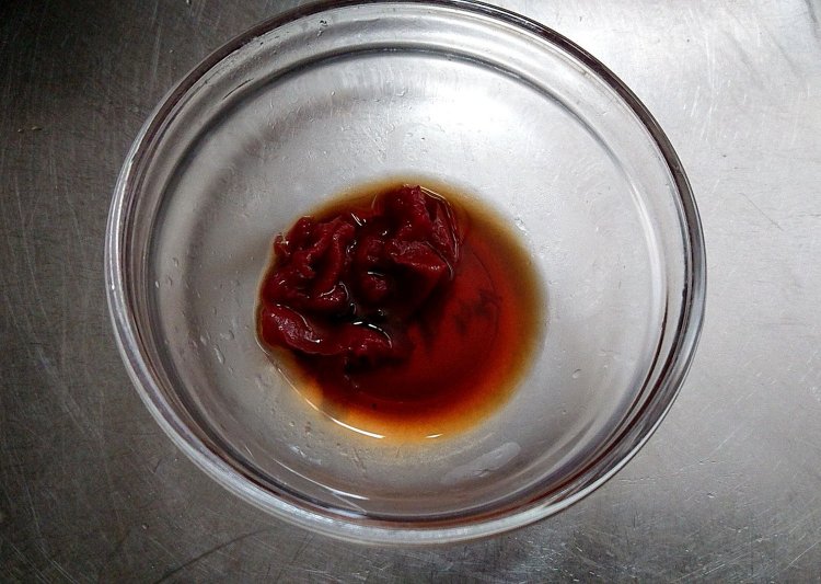 梅干しをちぎる