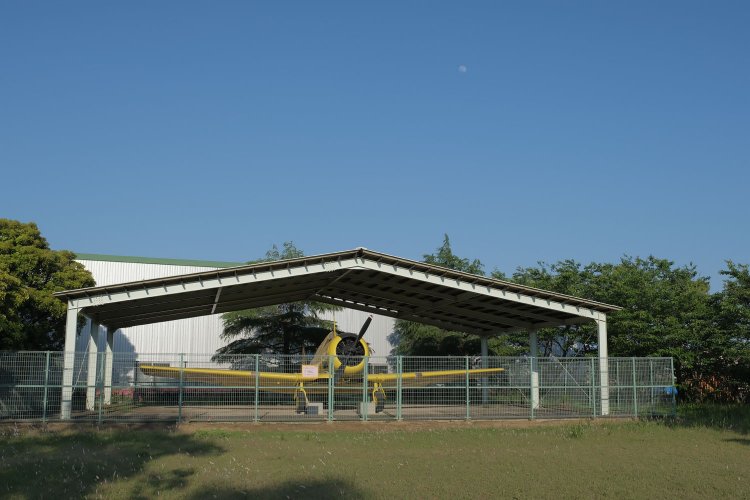 屋根で保護されており保管状況は良好。展示屋根が格納庫に見えた。