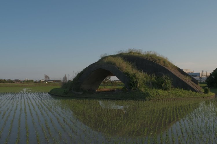 もう１基の掩体壕は背後の部分も大きい。横幅は先ほどの掩体壕とほぼ同じと見えたので、単発機でも少々大型の機体を避難させていたかもしれない。