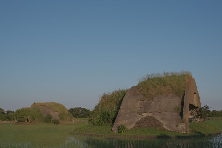 2基の掩体壕を背後から見るとそっぽを向いていた。