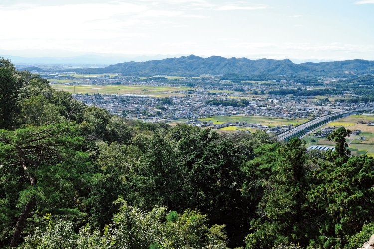 本丸の西側に天狗岩があるが、そこは物見台になっている。抜群の展望で東京まで見えるとか。