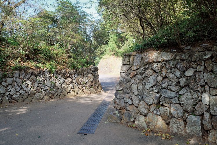 城の西側の喰違虎口となっている入り口。奥が見えにくい。