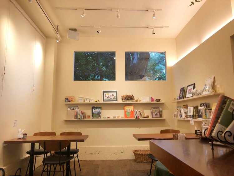 長屋群の外観からは想像もできなかった空間が広がる。