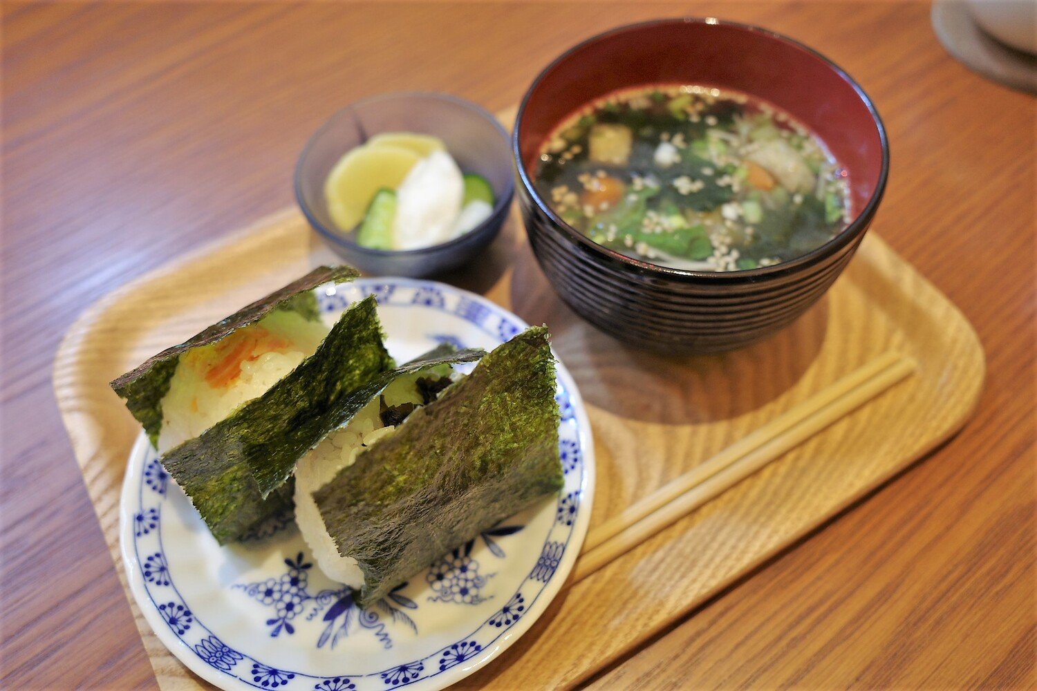おにぎりセット600円。具を2種類選べるおにぎりは、宮城県産のササニシキを使用。シンプルながら丁寧さを感じる野菜たっぷりのスープも美味。