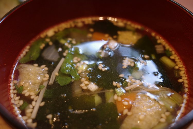 ごま油と薄口しょうゆを少し入れて味を整え、三つ葉とミョウガで香りづけをして仕上げる。ほかのカフェの店主からも『Cafe 清澄』のスープはおいしいと噂を聞いていた。確かにこれは、人に教えたくなる味!