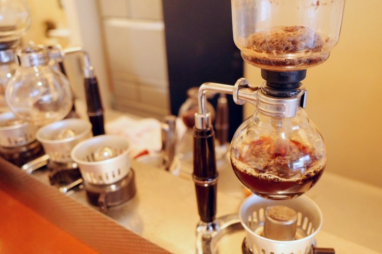 「ハンドドリップ式より、サイフォン式のほうが、味が安定しやすいんです。抽出時間を守れば、母が淹れても私が淹れても同じ味になりますから」。