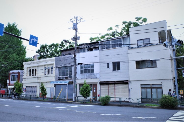 写真の右から3軒目、茶色いドアの建物が『Cafe 清澄』。門前仲町方面から見ると、海辺橋を渡ってすぐ。