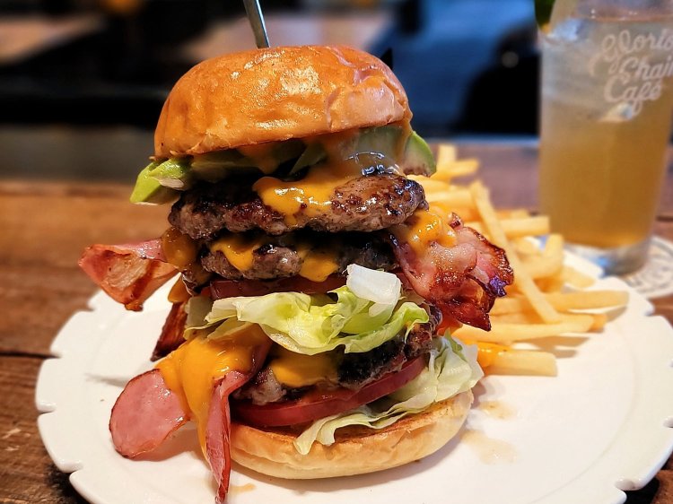 グロリアスバーガー 2500円。