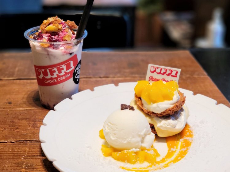 飲むミックスベリーチーズケーキ750円。トロピカルマンゴーオープンシューサンド 900円（期間限定：2021年7月1日～8月31日）。