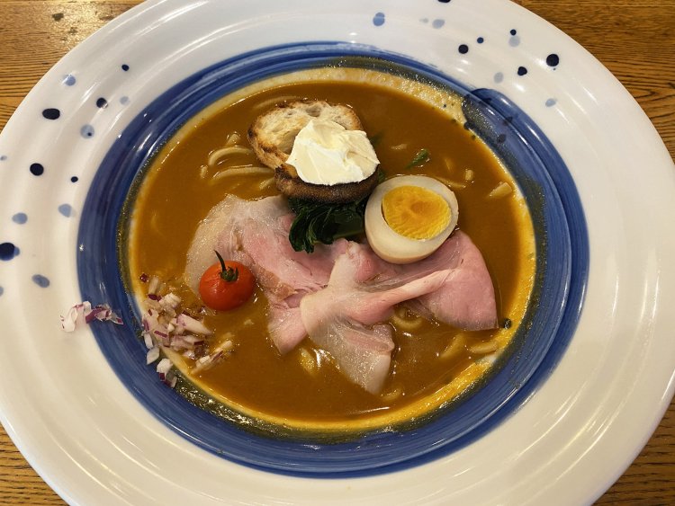 名物の元祖海老丸らーめん880円。