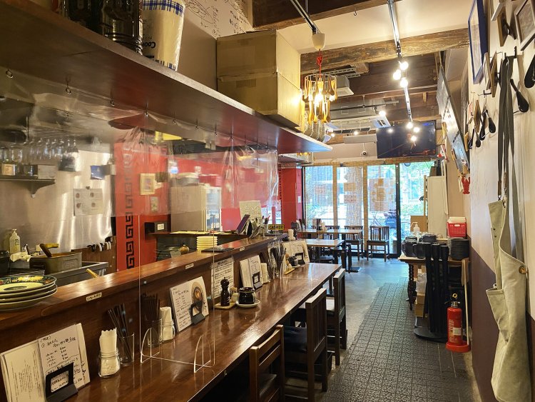 カウンターとテーブル席からなる店内は、清潔で居心地がいい。