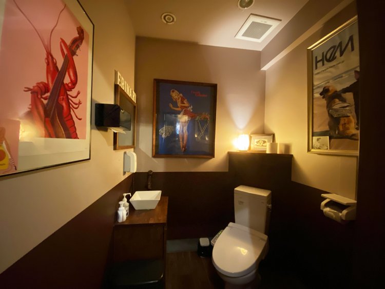 広くてオシャレなレストルームは、ラーメン屋とは思えないくつろぎの空間だ。