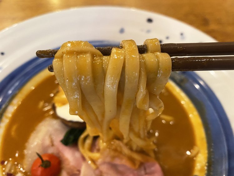 硬めに茹でた太麺は、食べごたえ満点。ほんのり広がる小麦の香りとオマール海老のエキスの絶妙なバランスが食欲を増進する。汁が飛びそうだが、紙エプロンがあるので気にせずすすろう。