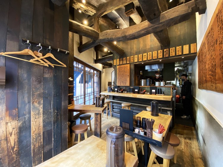 ジャズの流れる店内。天井は吹き抜けになっている。