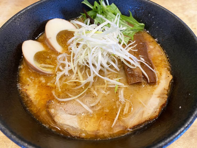 らぁめん 醤油750円。60×60cmの寸胴鍋に17〜25kgの素材を投入し、22時間煮込んだ濃厚スープと、魚介を使った特製オイルのバランスがたまらない。