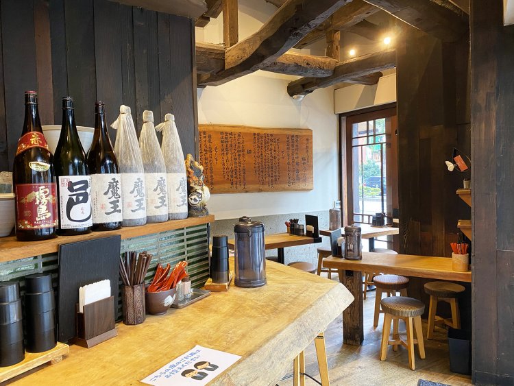 吹き抜けの天井が開放的な店内。