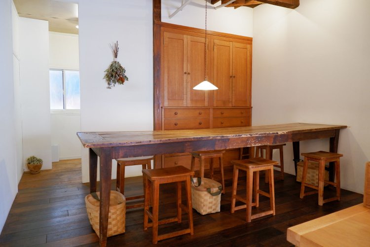 長テーブルも健在。