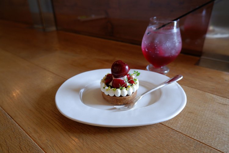 季節のフルーツを使ったタルト700円、自家製コーデュアルシロップのソーダ割り700円。