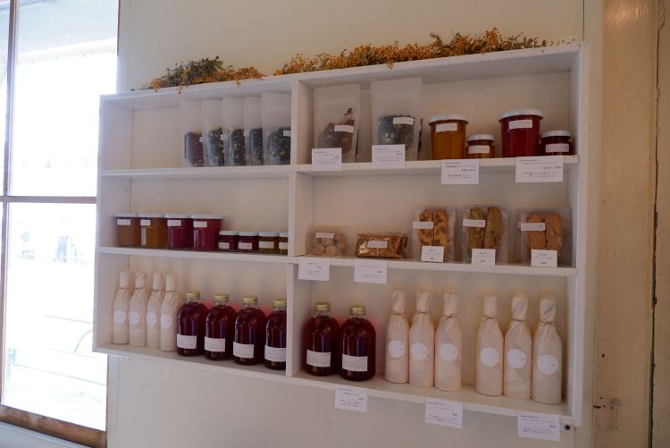 コーディアルシロップや焼き菓子はテイクアウトも可能。