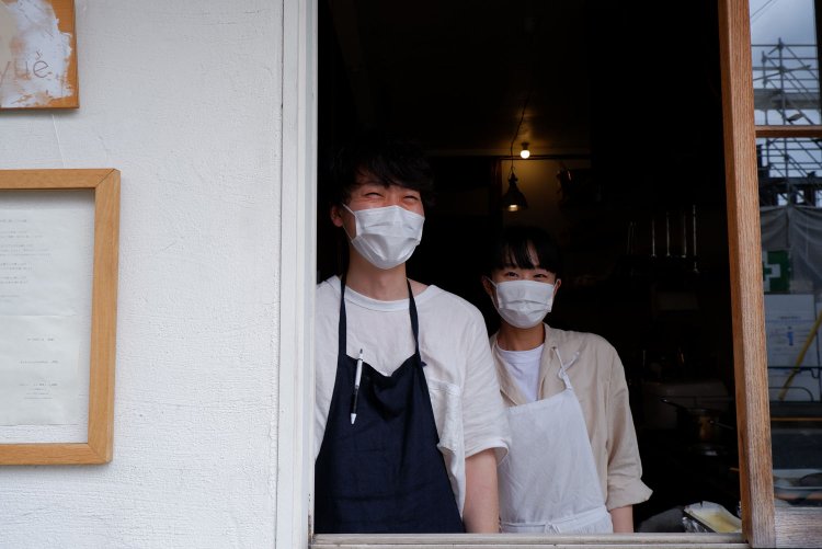 店主の越川さん夫妻。