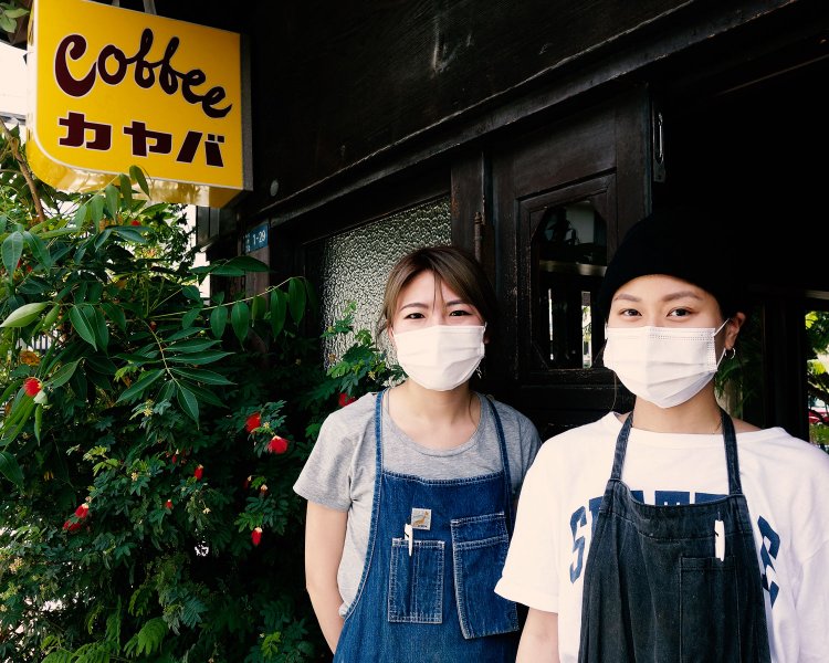 左が成瀬さん。バリスタの経験をいかしながら、カヤバ珈琲が大好きなスタッフとともに谷中の街を盛り上げている。