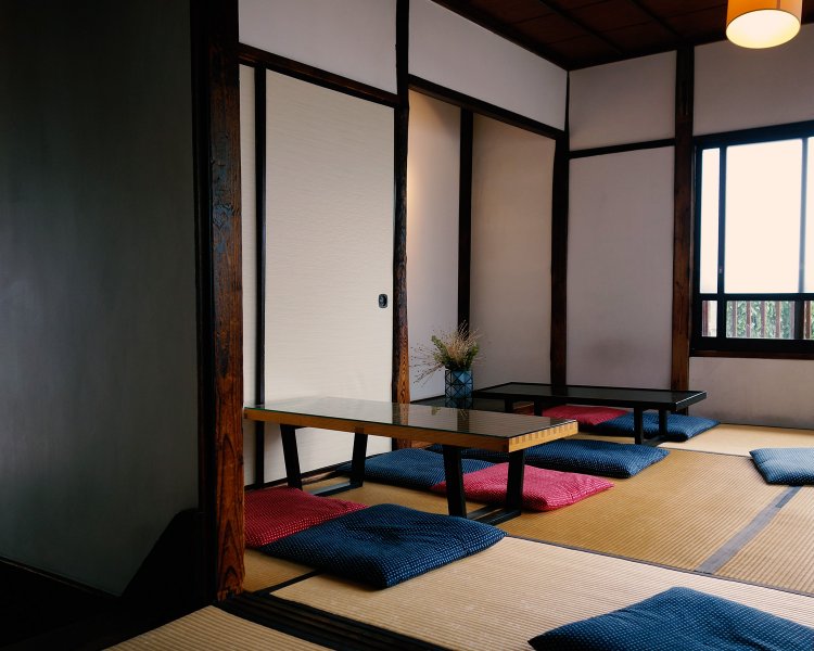 天気の良い日は、2階席がおすすめ。光と風が心地よく通り抜け、時間を忘れてのんびりできる。