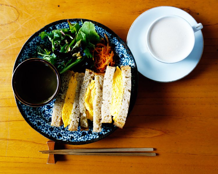 人気メニューのたまごサンド1000円と、先代から引き継いだココア入りのアレンジコーヒー、ルシアン600円。